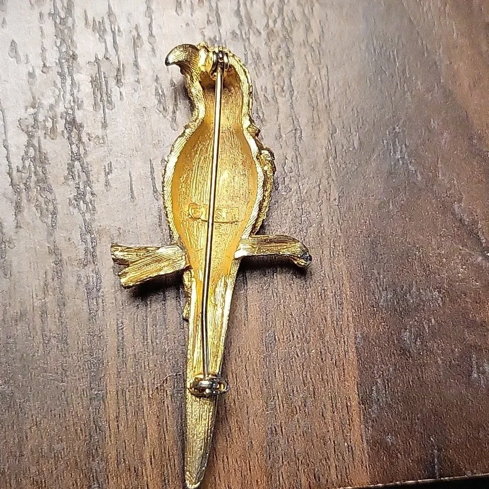 Excellent Condition Vintage BSK Gold Tone and Parve Rhinestone Parrot Pin Brooch
